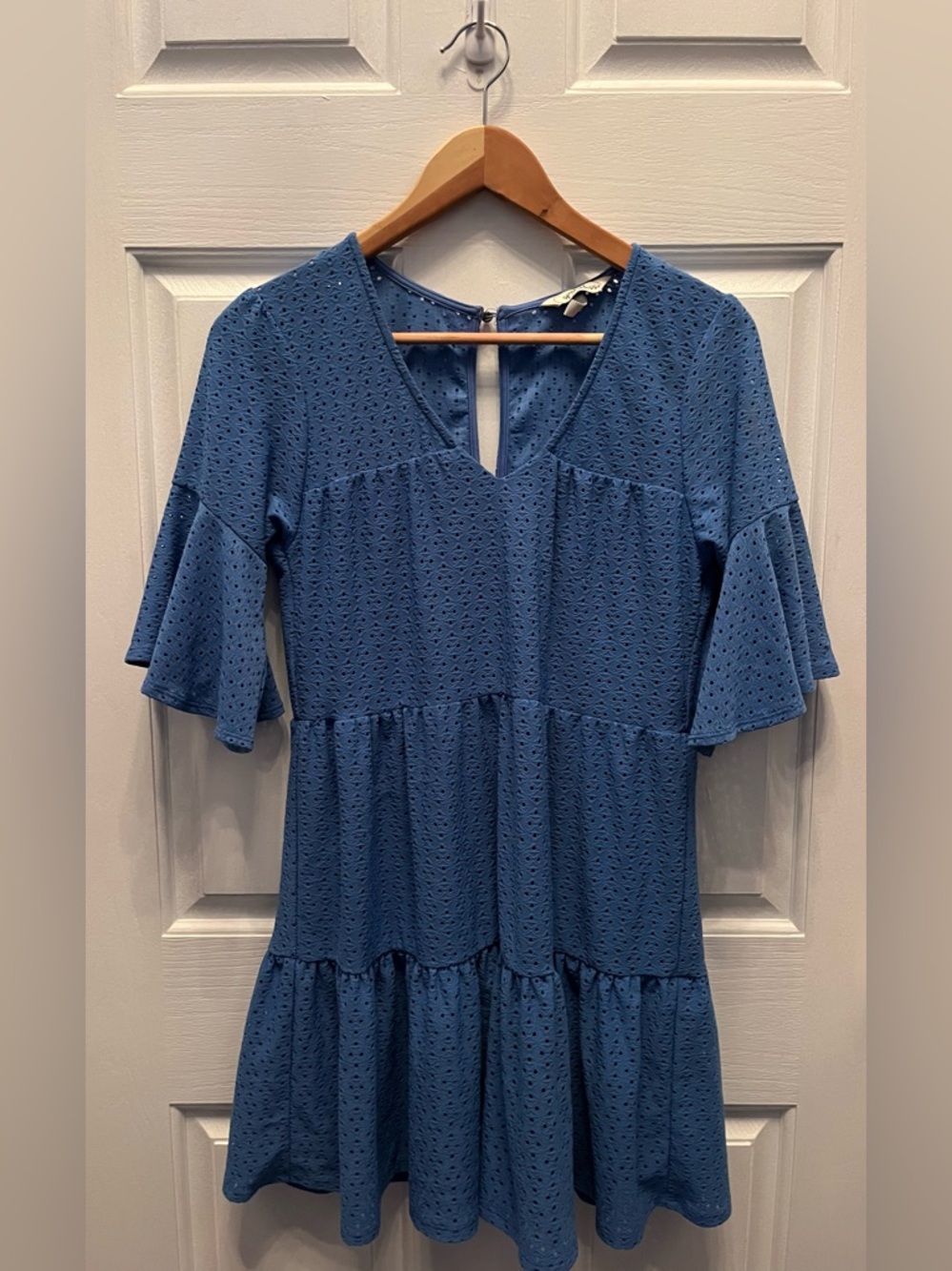 PRE-OWNED SPEECHLESS JUNIORS V-NECK EYELET TIERED DRESS- MEDIUM
